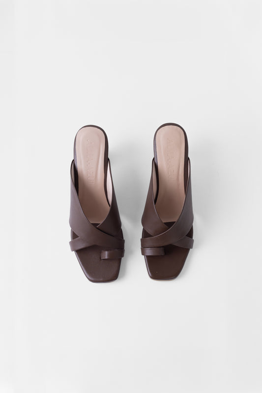 Camelia cuero chocolate 5/2